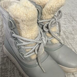 Sorel Women's Light Gray Winter Boots
